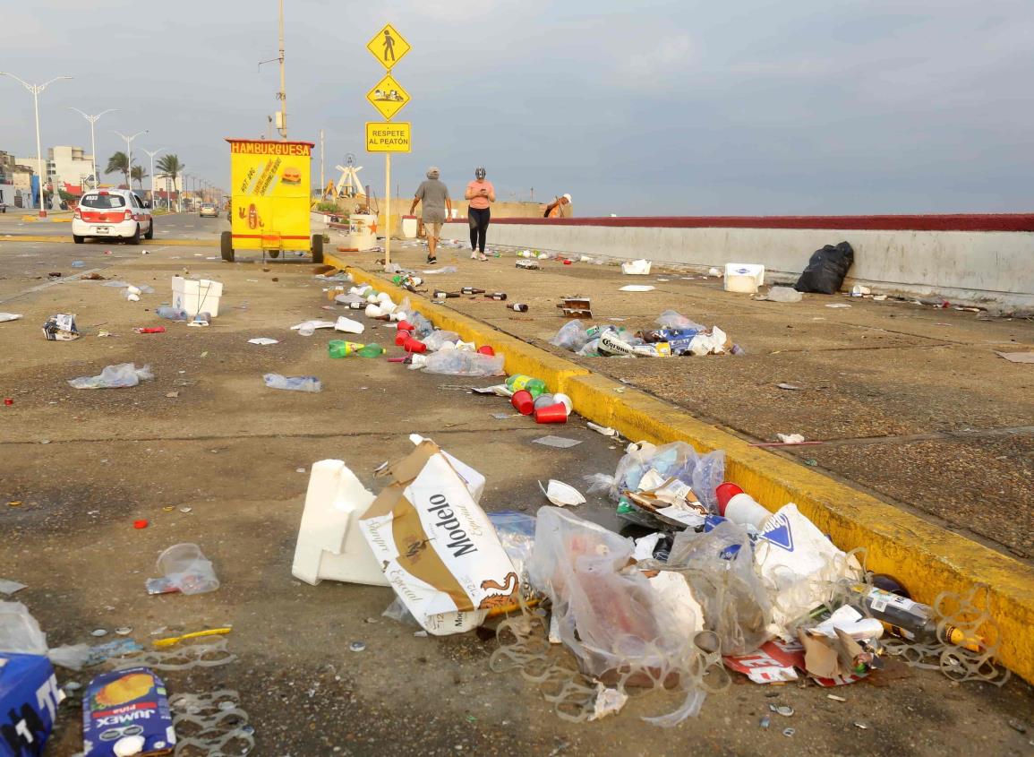 Tras noche de fiesta y excesos, dejan basurero en el Malecón de Coatzacoalcos l VIDEO
