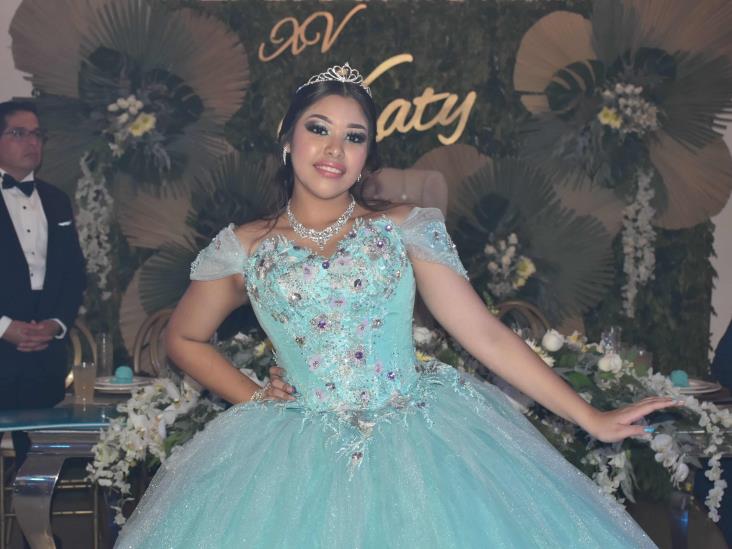 Katherine Hernández Flores disfruta fiesta de XV años