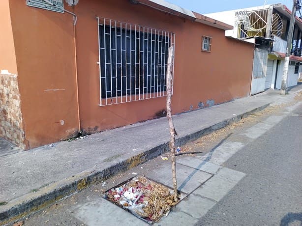 Señalan con palos registro abierto en El Coyol, en Veracruz