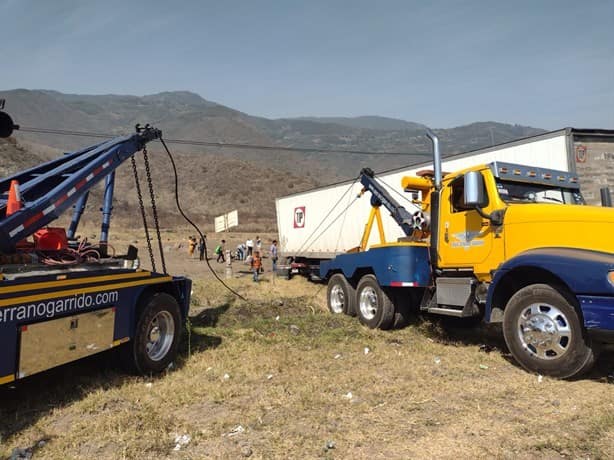 Tráiler y camión de carga protagonizan aparatoso choque en la Orizaba-Puebla