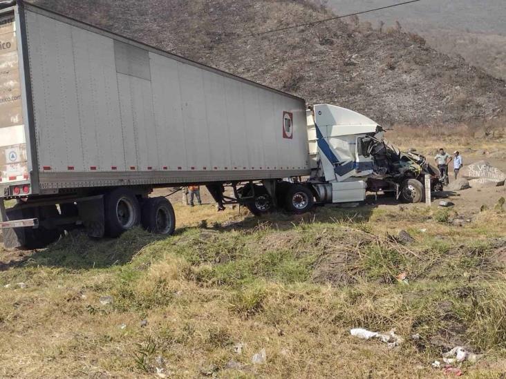 Tráiler y camión de carga protagonizan aparatoso choque en la Orizaba-Puebla