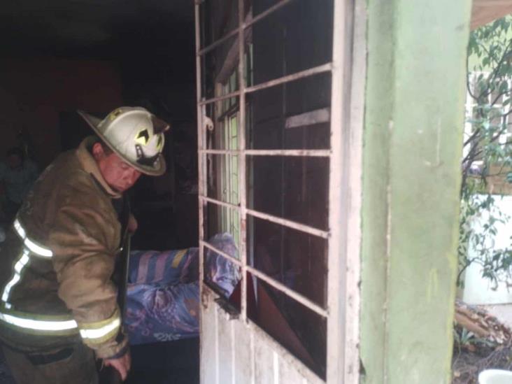 Incendio arrasa con vivienda en colonia de Amatlán