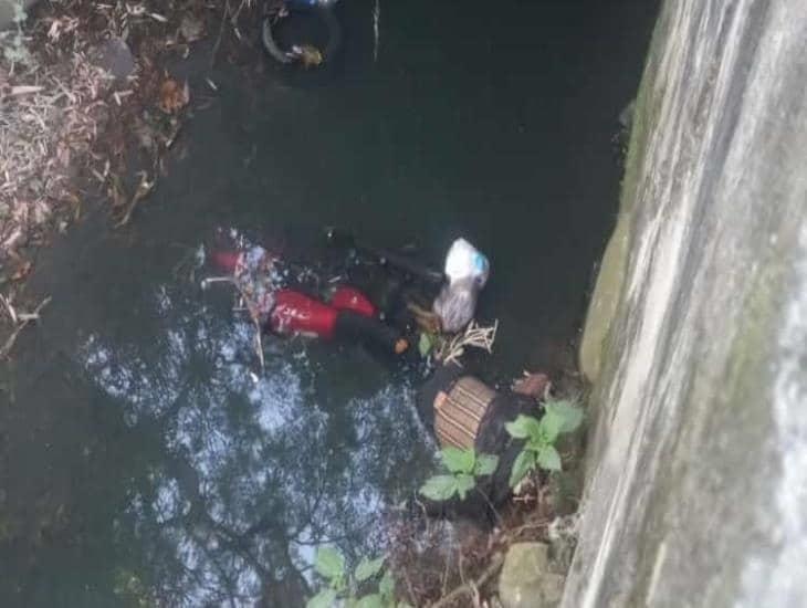 Motociclista en Fortín pierde la vida al caer de un puente