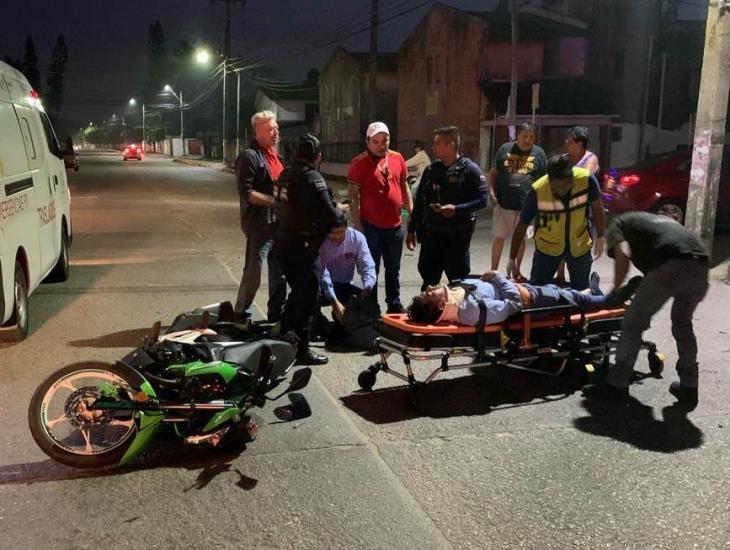 Par de motociclistas colisionan en colonia de Minatitlán