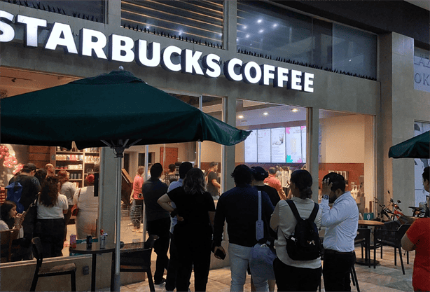 Este es el vaso que provocó largas filas y peleas en los Starbucks de México