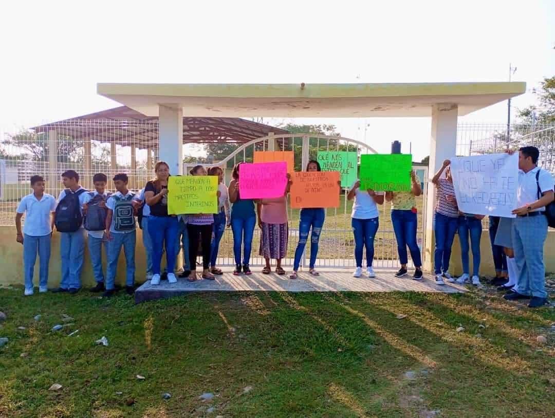 Padres de familia toman Telesecundaria por falta de maestro en San Rafael, Veracruz