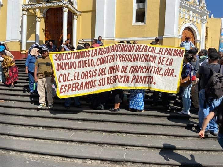 Manifestantes exigen regularización de predios en colonias de Xalapa y la zona sur