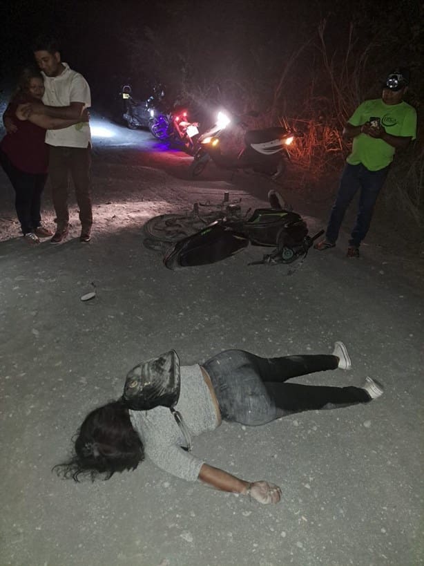 Mujer pierde la vida al caer de motocicleta en Manlio Fabio Altamirano