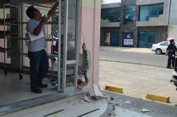 Se estrella contra panadería en el fraccionamiento Reforma, en Veracruz