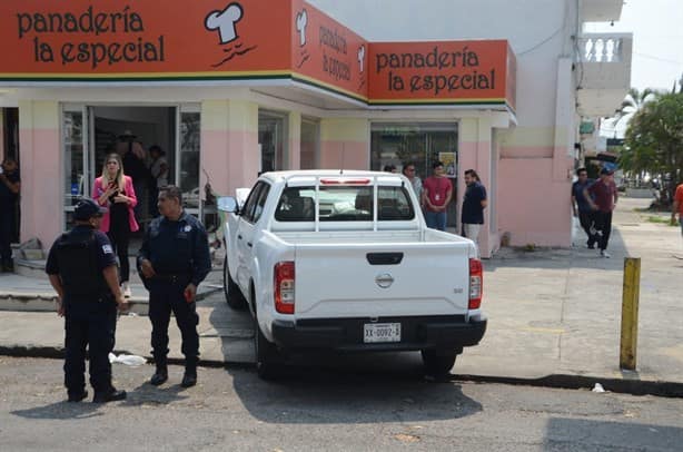 Se estrella contra panadería en el fraccionamiento Reforma, en Veracruz