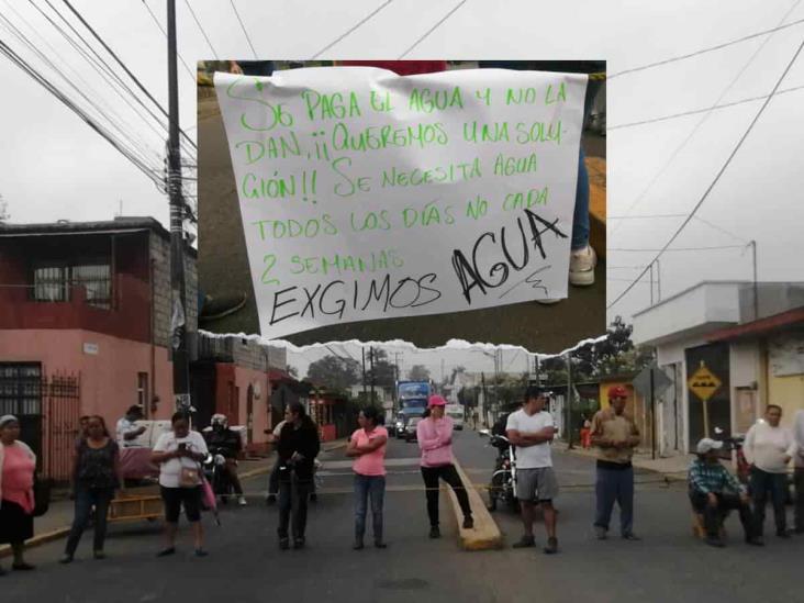 Ahora en Ixtaczoquitlán; vecinos bloquean calles por falta de agua