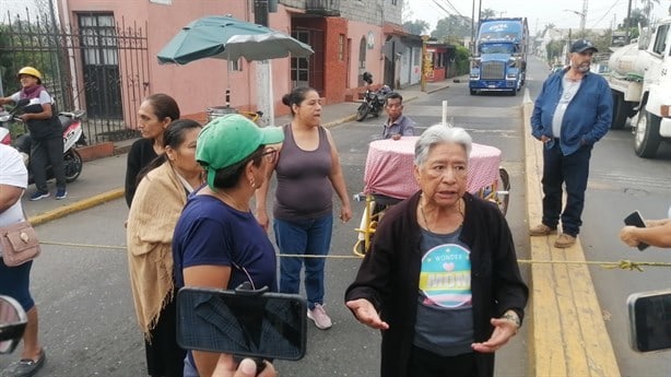 Ahora en Ixtaczoquitlán; vecinos bloquean calles por falta de agua