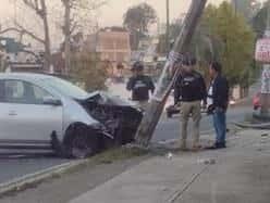 Auto choca contra un poste en el Boulevard Xalapa-Banderilla 