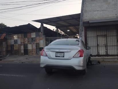 Auto choca contra un poste en el Boulevard Xalapa-Banderilla 