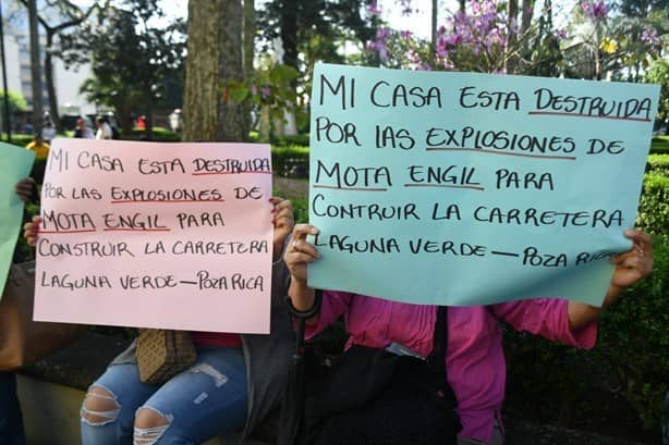 Habitantes de Alto Lucero protestan en Xalapa; obras de carretera dañaron sus casas