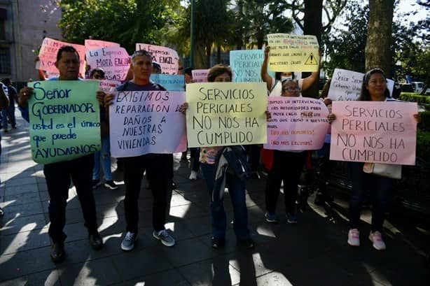 Habitantes de Alto Lucero protestan en Xalapa; obras de carretera dañaron sus casas