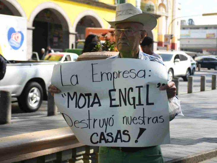 Habitantes de Alto Lucero protestan en Xalapa; obras de carretera dañaron sus casas