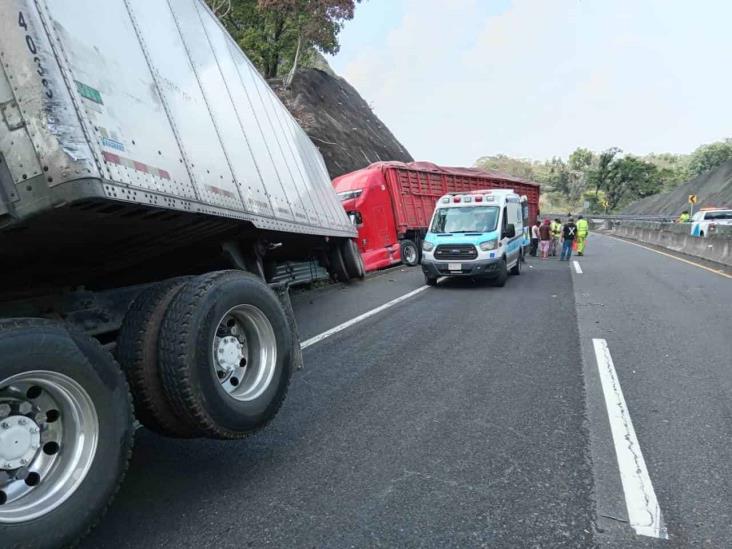 Choque múltiple de tráileres en libramiento de Xalapa