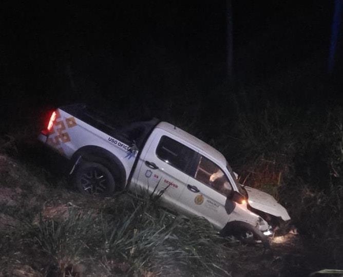 Camioneta del Servicios de Salud de Veracruz terminó con severos daños al salirse de la carretera