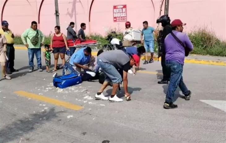 Repartidor de tortillas se impacta contra camioneta en Martínez 