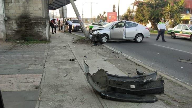 Auto choca contra un poste en el Boulevard Xalapa-Banderilla 