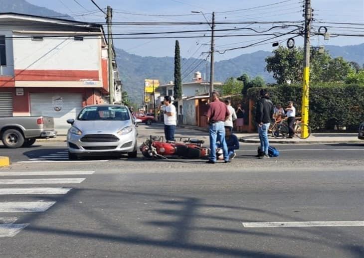 Fuerte choque entre auto y moto deja un lesionado en Río Blanco