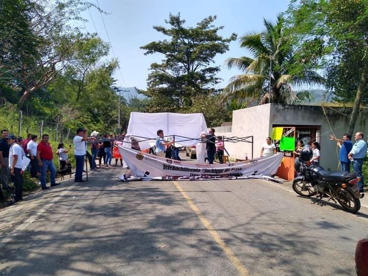 Padres de familia liberan la carretera Juchique-Colipa; alcalde se compromete