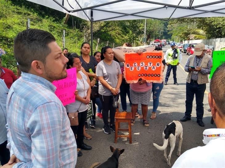 Padres de familia liberan la carretera Juchique-Colipa; alcalde se compromete