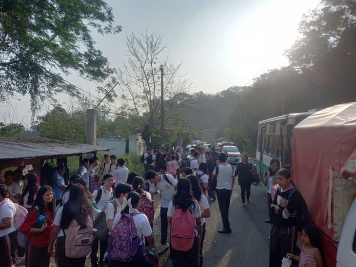 Padres de familia cierran la carretera Juchique-Colipa; denuncian falta de maestro en TEBAEV