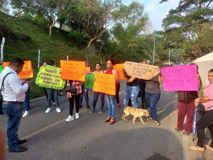 Padres de familia cierran la carretera Juchique-Colipa; denuncian falta de maestro en TEBAEV