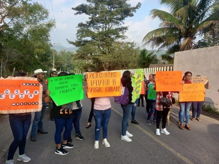 Padres de familia cierran la carretera Juchique-Colipa; denuncian falta de maestro en TEBAEV