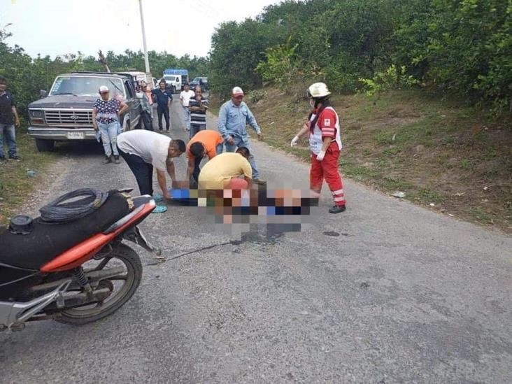 Choque entre motocicleta y camioneta deja dos jóvenes lesionados en Tlapacoyan