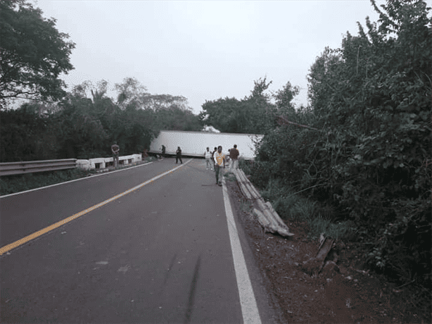 Tras accidente tráiler provoca cierre de carretera en Nautla-Vega de Alatorre