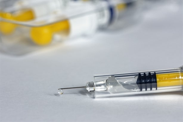 ¡Hombre se inyecta 200 vacunas Covid! Esto fue lo que le pasó