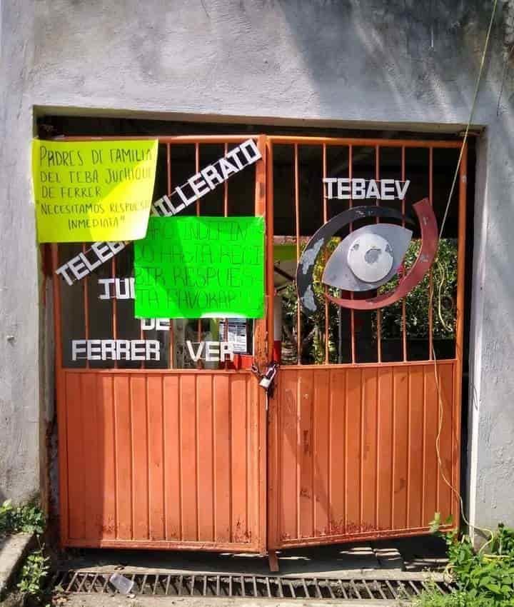 Padres de familia exigen maestros en Telebachillerato en Juchique de Ferrer, Veracruz