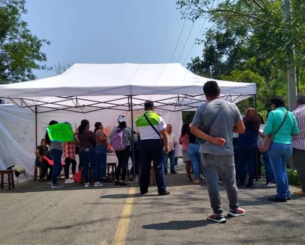 Padres de familia exigen maestros en Telebachillerato en Juchique de Ferrer, Veracruz