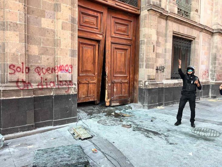 Palacio Nacional: Presuntos normalistas dan portazo durante conferencia de AMLO (+Video)