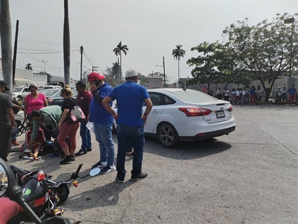 Taxi choca contra motociclista en Veracruz