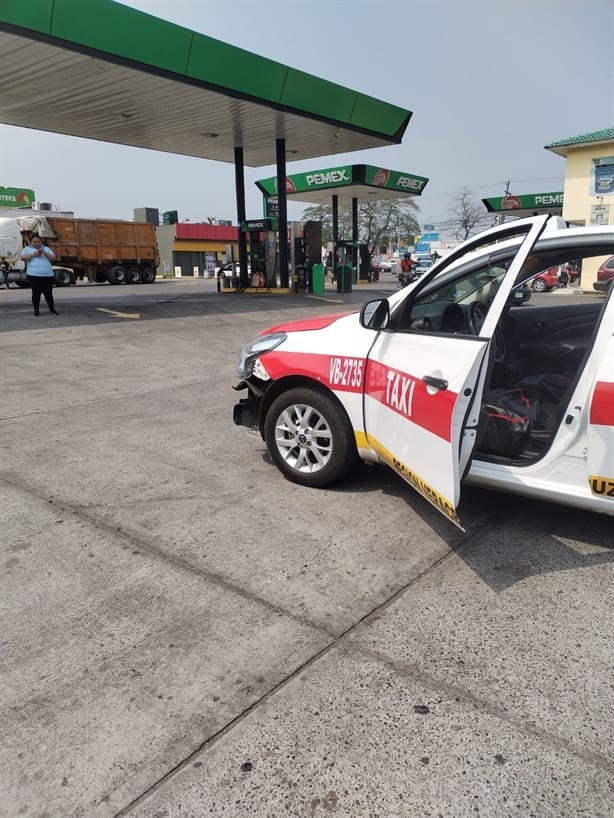 Taxi choca contra motociclista en Veracruz