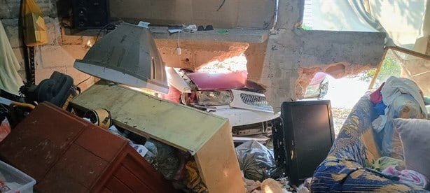 Taxista choca y destruye pared de vivienda en Coatzacoalcos