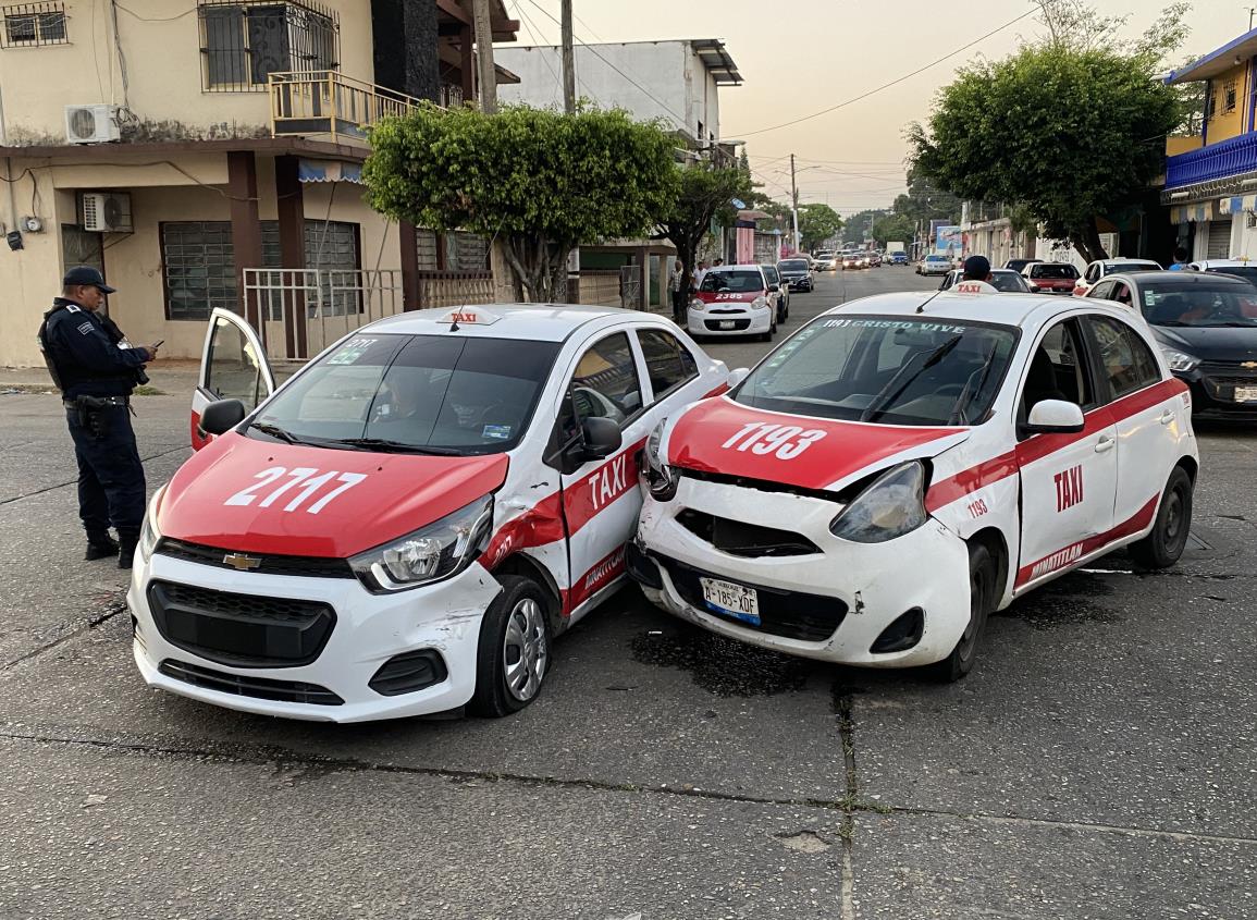 Dos taxis resultaron con graves daños al darse la colisión entre los vehículos | VIDEO