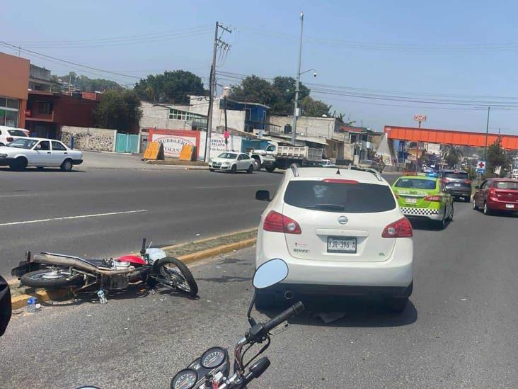 Vehículo impacta a motociclista en bulevar Xalapa-Banderilla