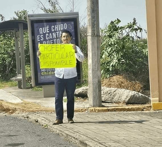Con pancarta en mano, hombre busca empleo como chófer en la Riviera Veracruzana
