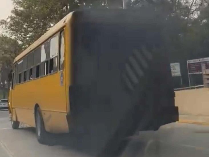 ¡Peor que pipa! Evidencian a autobús de Xalapa emitiendo grandes cantidades de smog (+Video)