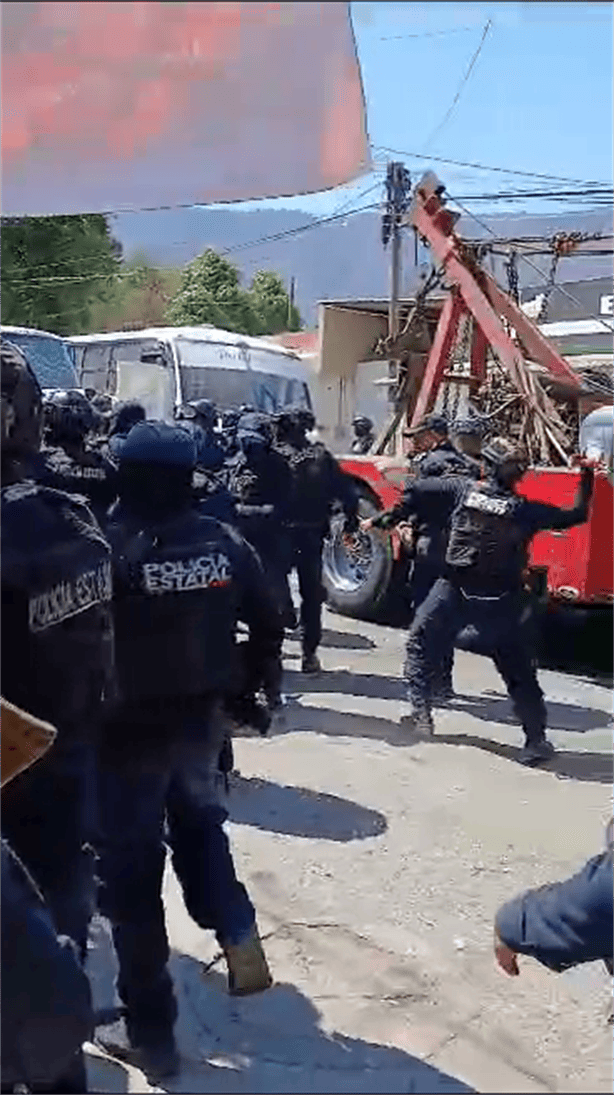 Granaderos intentan liberar accesos a Acultzingo tras protesta por persona desaparecida (+ VIDEO)