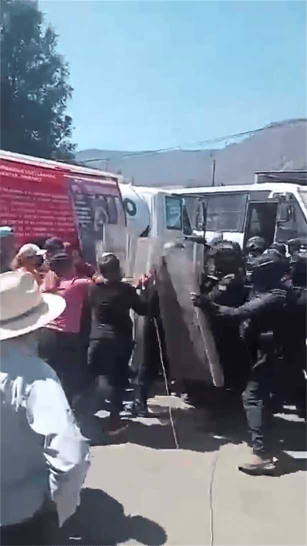 Granaderos intentan liberar accesos a Acultzingo tras protesta por persona desaparecida (+ VIDEO)