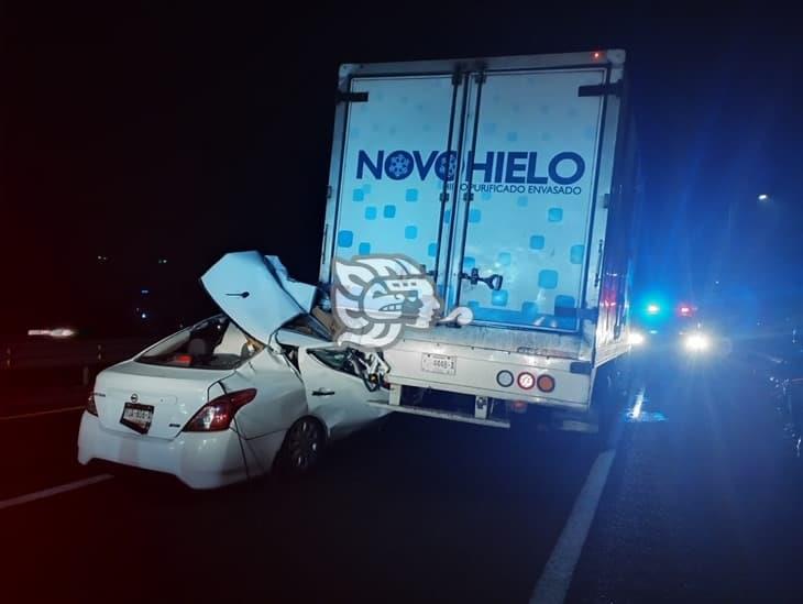 Auto choca contra un camión en la autopista Puebla-Córdoba