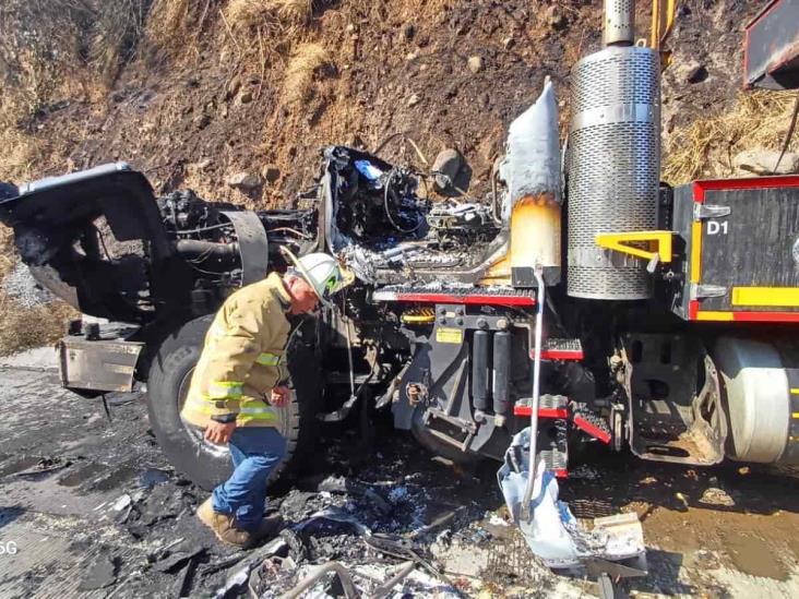 Grúa termina reducida a cenizas, tras incendiarse en la autopista Veracruz-Córdoba