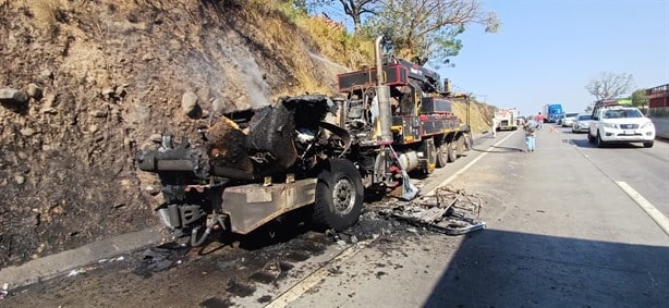 Grúa termina reducida a cenizas, tras incendiarse en la autopista Veracruz-Córdoba