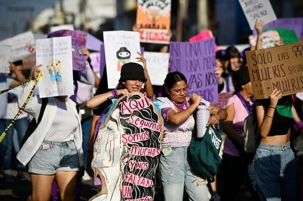 Marchan en Veracruz en conmemoración del Día Internacional de la Mujer | VIDEO